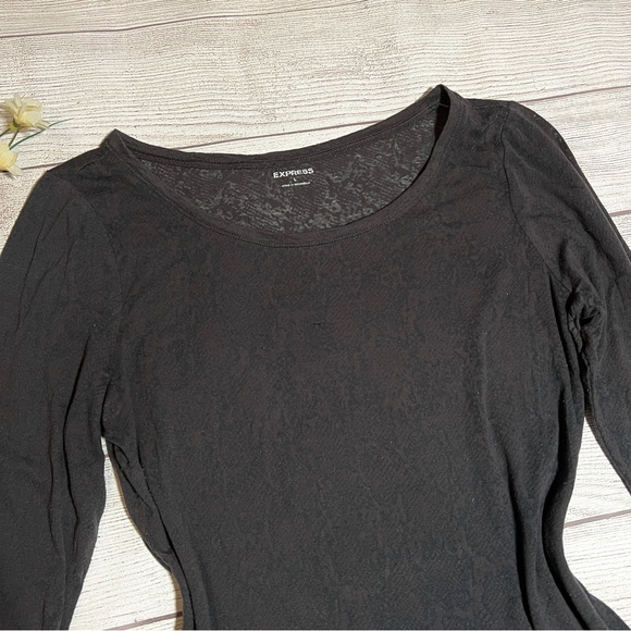 EXPRESS Basic Sheer Print Long Sleeve Top in Gray - Picture 3 of 12